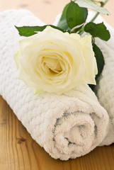 Obraz na płótnie Canvas Rose i ręcznik