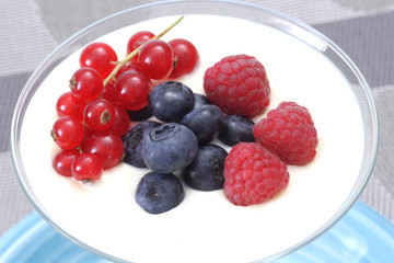 Nachspeise mit Beeren
