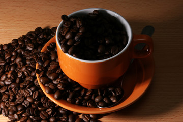 tasse kaffee mit frischen bohnen