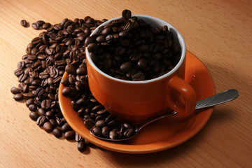 tasse kaffee mit frischen bohnen