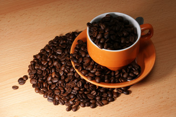tasse kaffee mit frischen bohnen