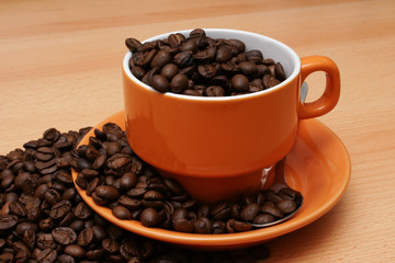 tasse kaffee mit frischen bohnen