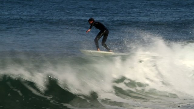 surfer en action sur une vague