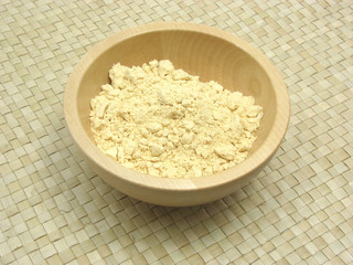 Holzschale mit Sojamehl auf Rattan Unterlage