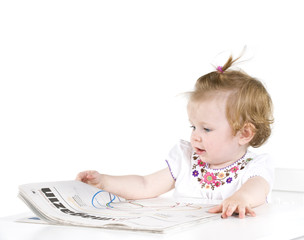 Baby mit Zeitung