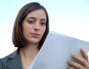 Obraz premium Attractive secretary reading business documents