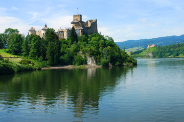 Zamek w Niedzicy  - w tle zamek w Czorsztynie (Pieniny)