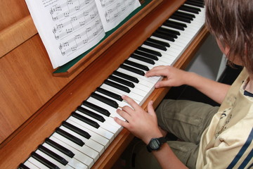 Kind spielt Klavier - Kid is playing piano