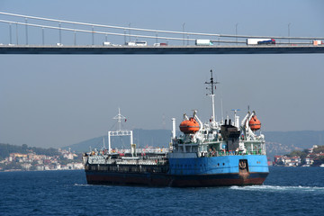 Frachtschiff vor der Bosporusbrücke - Istanbul