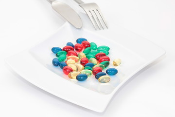 Kolorowe pigułki na talerzu