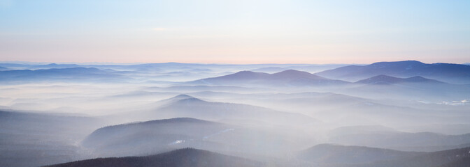 Fototapeta na wymiar Mgła nad górami