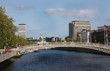 Obraz premium Brücke in Dublin über den Fluß Liffey