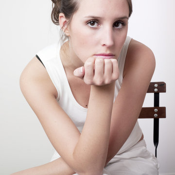 jeune caucasienne regard devant observation