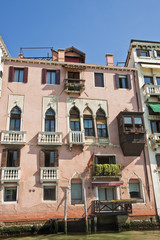 Naklejka premium Pink Building in Canal