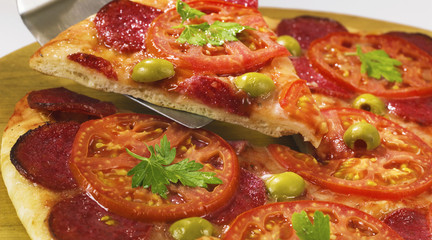 pizza with ham and tomatoes