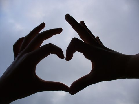 Herz mit H&auml;nden, finger formen ein Herz, Schatten.