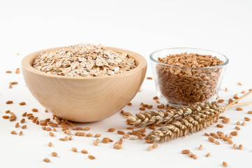 Dinkelflocken und Dinkelkörner