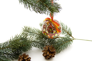 Weihnachtskugel und Tannenzapfen