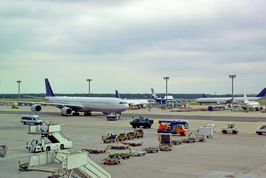 Germany, airplane traffic at Frankfurt airport