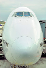 Fototapeta na wymiar Międzynarodowa samolot pasażerski, widok z przodu
