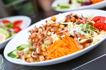 salat mit croutons und doerrfleisch