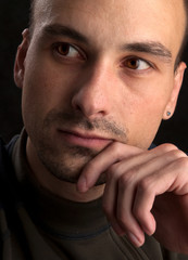Naklejka premium Close-up portrait of young serious man