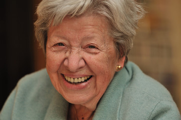 Seniorin l&auml;chelnd IV