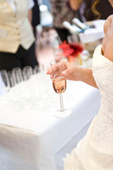 Sekt in Hand der Braut