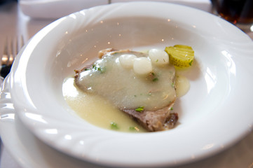 Fleisch mit Soße und Gurke