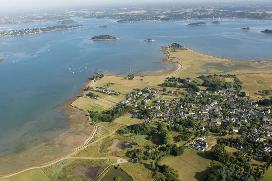 vue aerienne de l'&icirc;le d'Arz, Cr&eacute;avo, Golfe du Morbihan (56)