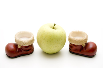 Schuhe und Apfel