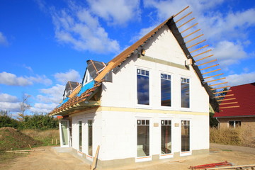 Neubau Einfamilienhaus Dachstuhl Rohbau blauer Himmel