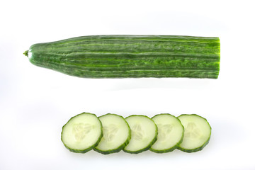 Salatgurke mit Scheiben