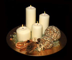 Adventskranz vor schwarzem Hintergrund