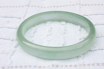 Green jade bracelet / 玉手镯