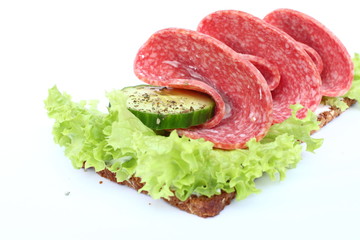 Salami auf Brotscheibe