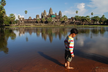 Jeune cambodgien a Angkor Vat