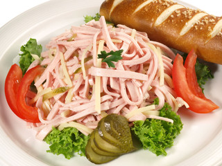 Wurstsalat mit Brötchen