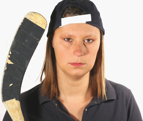 ragazza con stecca da hockey