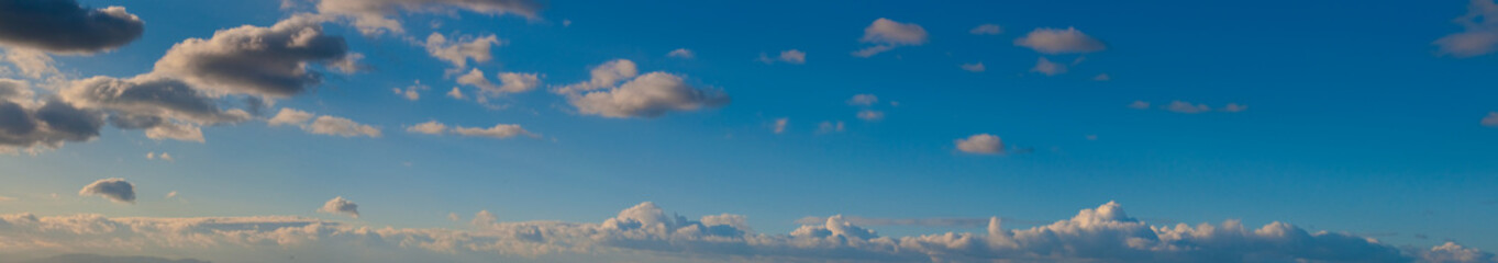 image d'un ciel bleu XXL panoramique avec nuages le soir