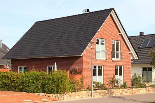 Eigenheim im Gr&uuml;nen vor blauer Himmel