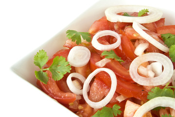 Tomatensalat mit Zwiebel und Koriander