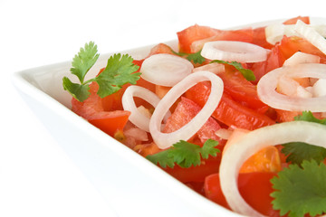 Tomatensalat mit Zwiebeln und Koriander