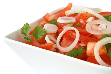 Tomatensalat mit Zwiebeln und Koriander