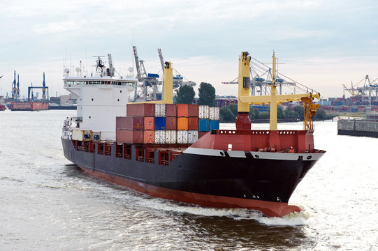 Containerschiff Ausfahrt aus Hafen