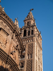 Fototapeta na wymiar Tour de la Giralda sur la cathédrale de Séville