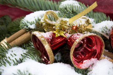 Weihnachtsbaumschmuck mit Schnee
