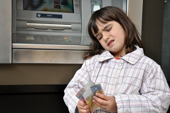M&auml;dchen am Bankomat