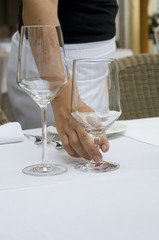 Frau, Kellnerin deckt Tisch in Restaurant