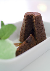 Schokoladenkuchen mit Minz Eis